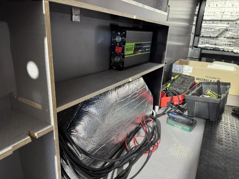 Zabudowa Ford Transit L3H2 dla Extreme Sound - przestrzeń ładunkowa i kamperowa
