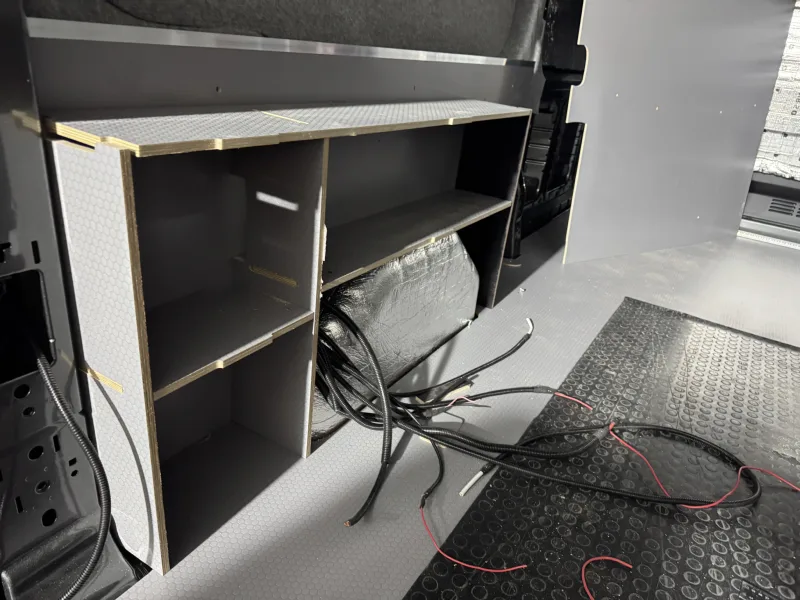 Zabudowa Ford Transit L3H2 dla Extreme Sound - przestrzeń ładunkowa i kamperowa