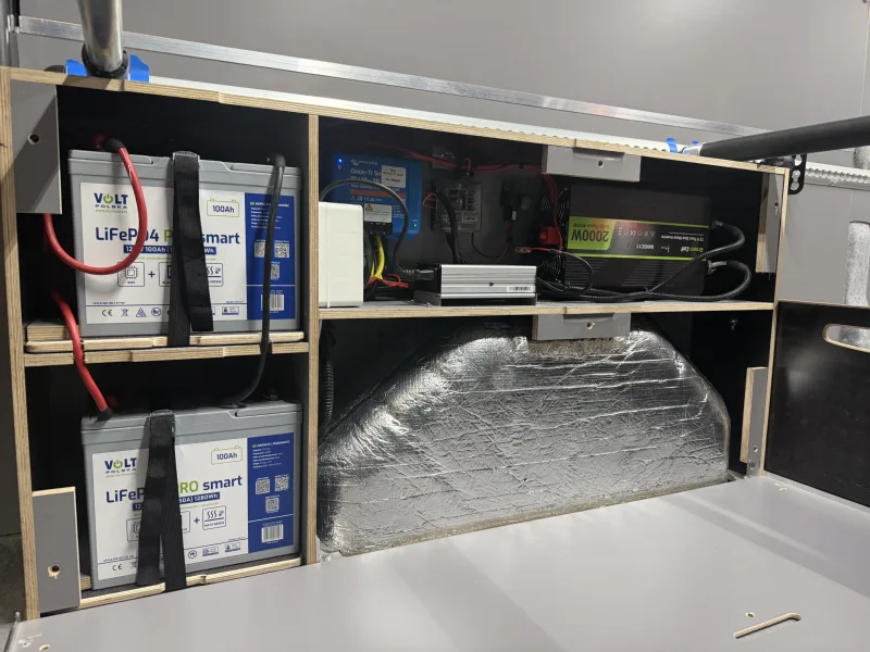 Zabudowa Ford Transit L3H2 dla Extreme Sound - przestrzeń ładunkowa i kamperowa