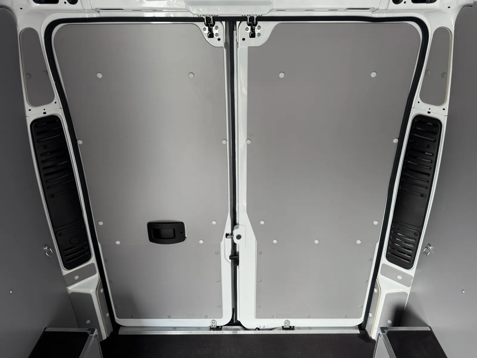 Cargo area fit-out for Opel Movano L3H2