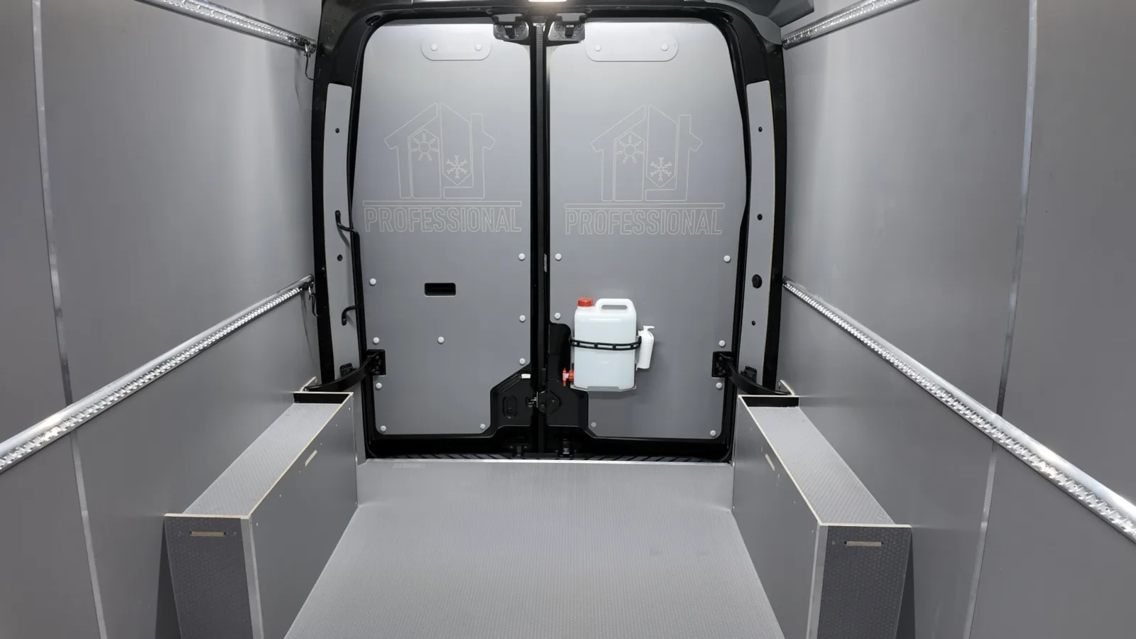 Cargo area fit-out for a Renault Master L3H2 for Professional