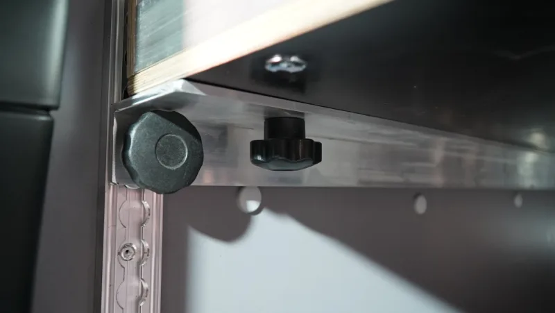 Adjustable shelf