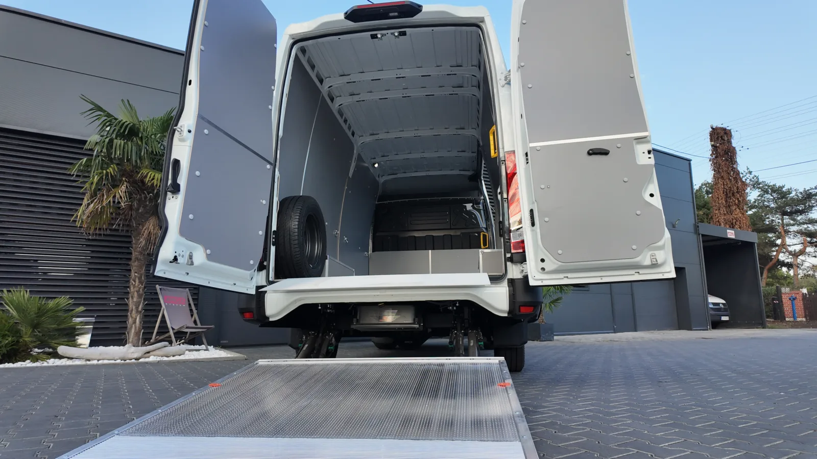 Zabudowa samochodowa IVECO Daily L2H2 z rampą DH-LSP.10