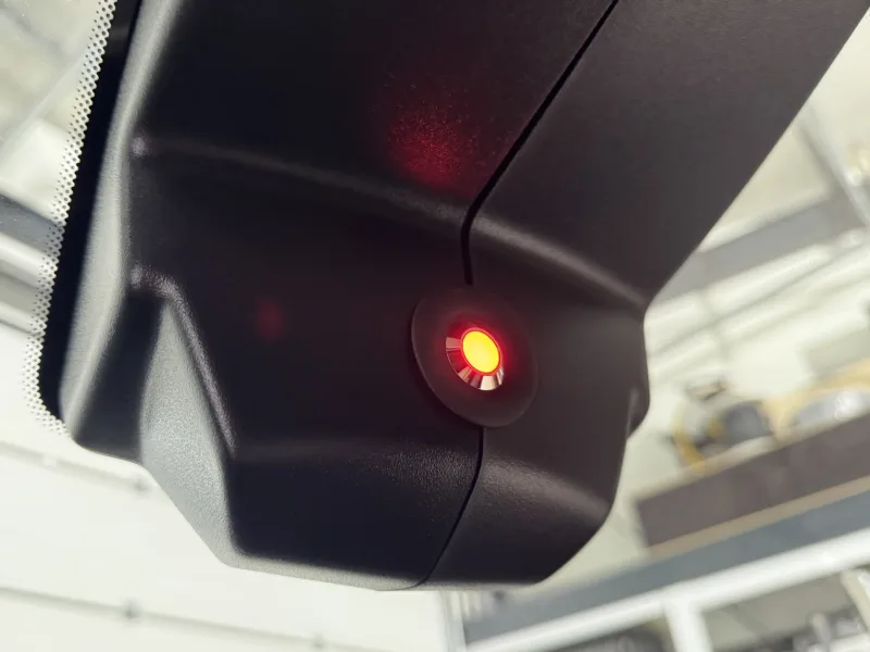 Additional 12 V socket and indicator light in the cockpit