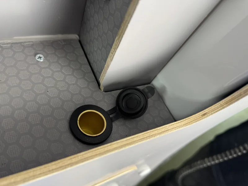 Additional 12 V socket and indicator light in the cockpit