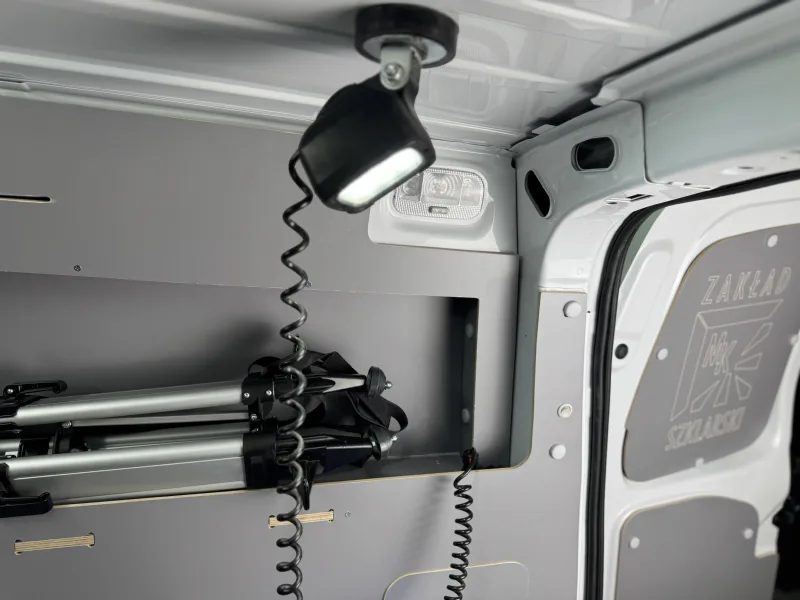 Additional 12 V socket and indicator light in the cockpit