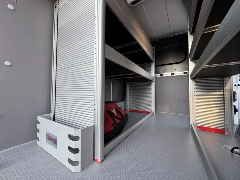 Complete fit-out for a small vehicle