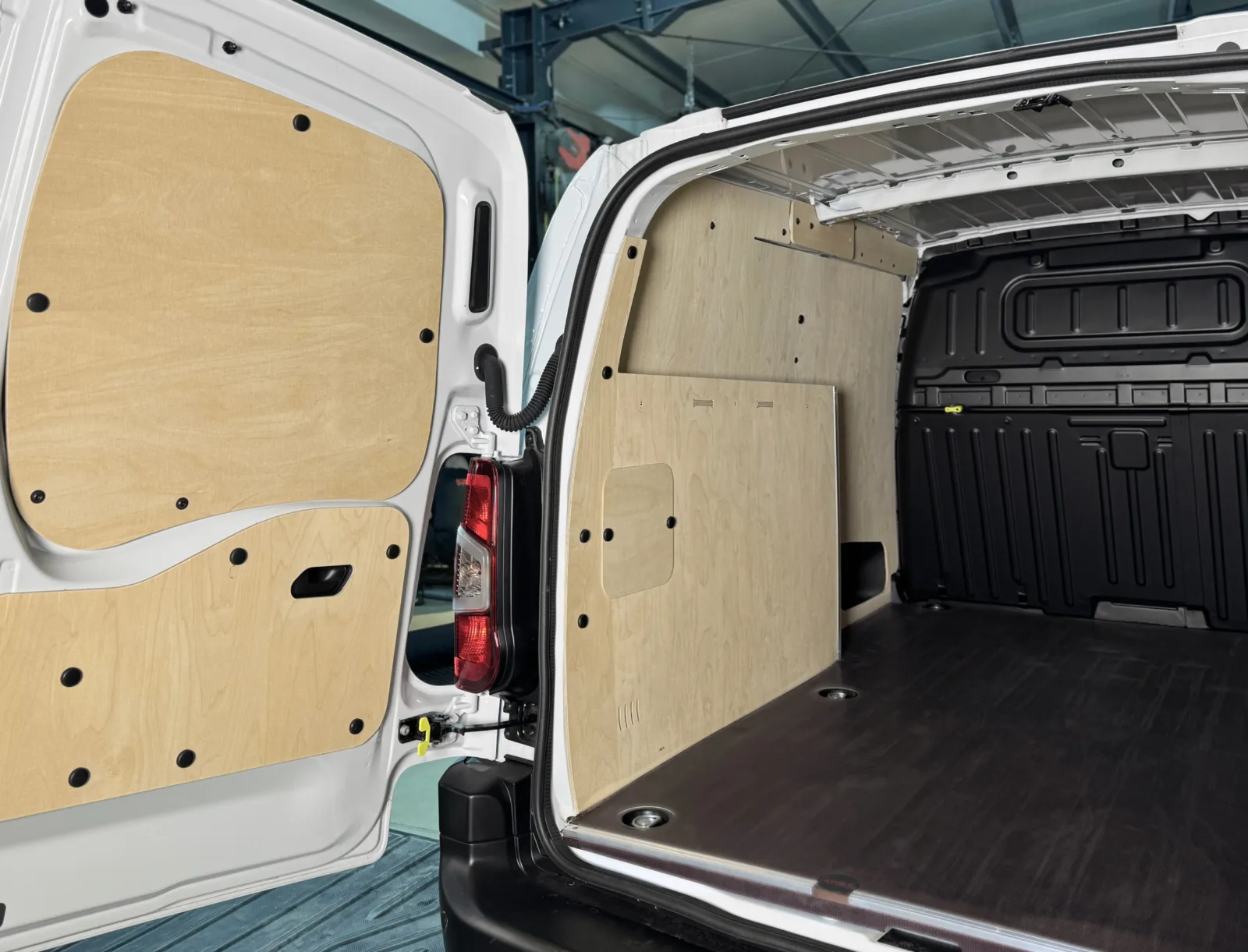 Standard fit-out for Peugeot Partner Long for the installation industry