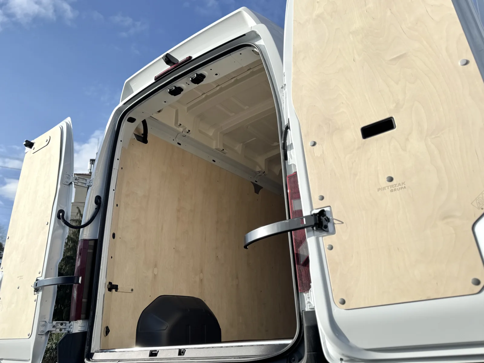 Standard van fit-out for Renault Master L3H3