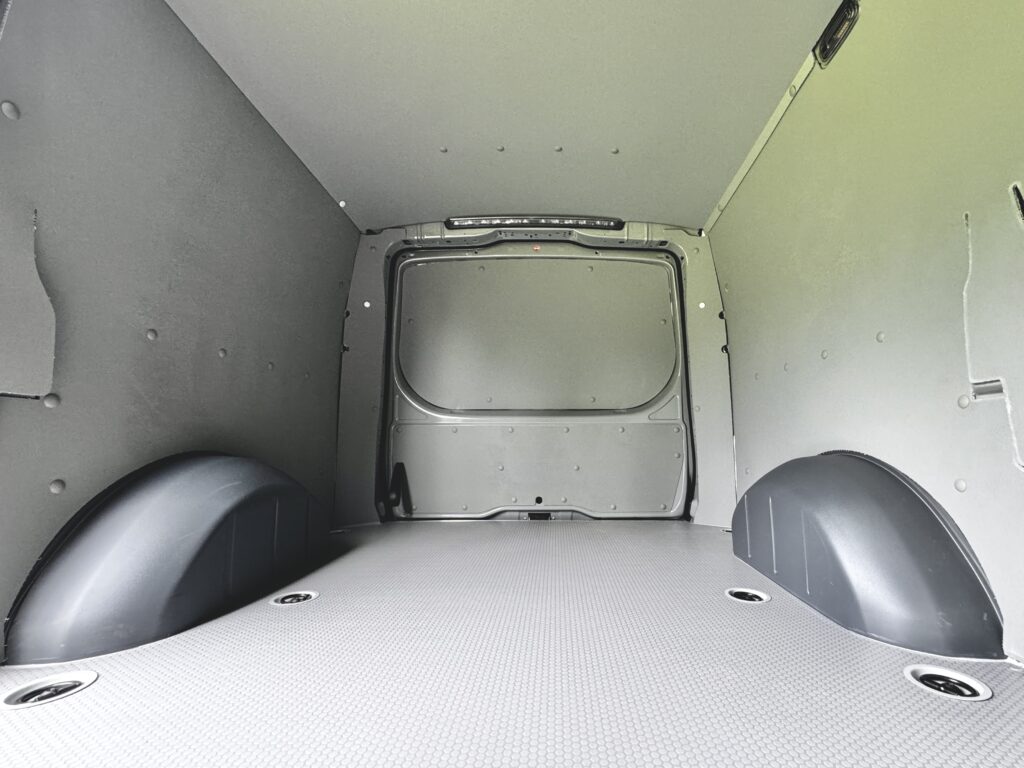 Mercedes Vito idealna zabudowa przestrzeni ładunkowej dla branży spożywczej 