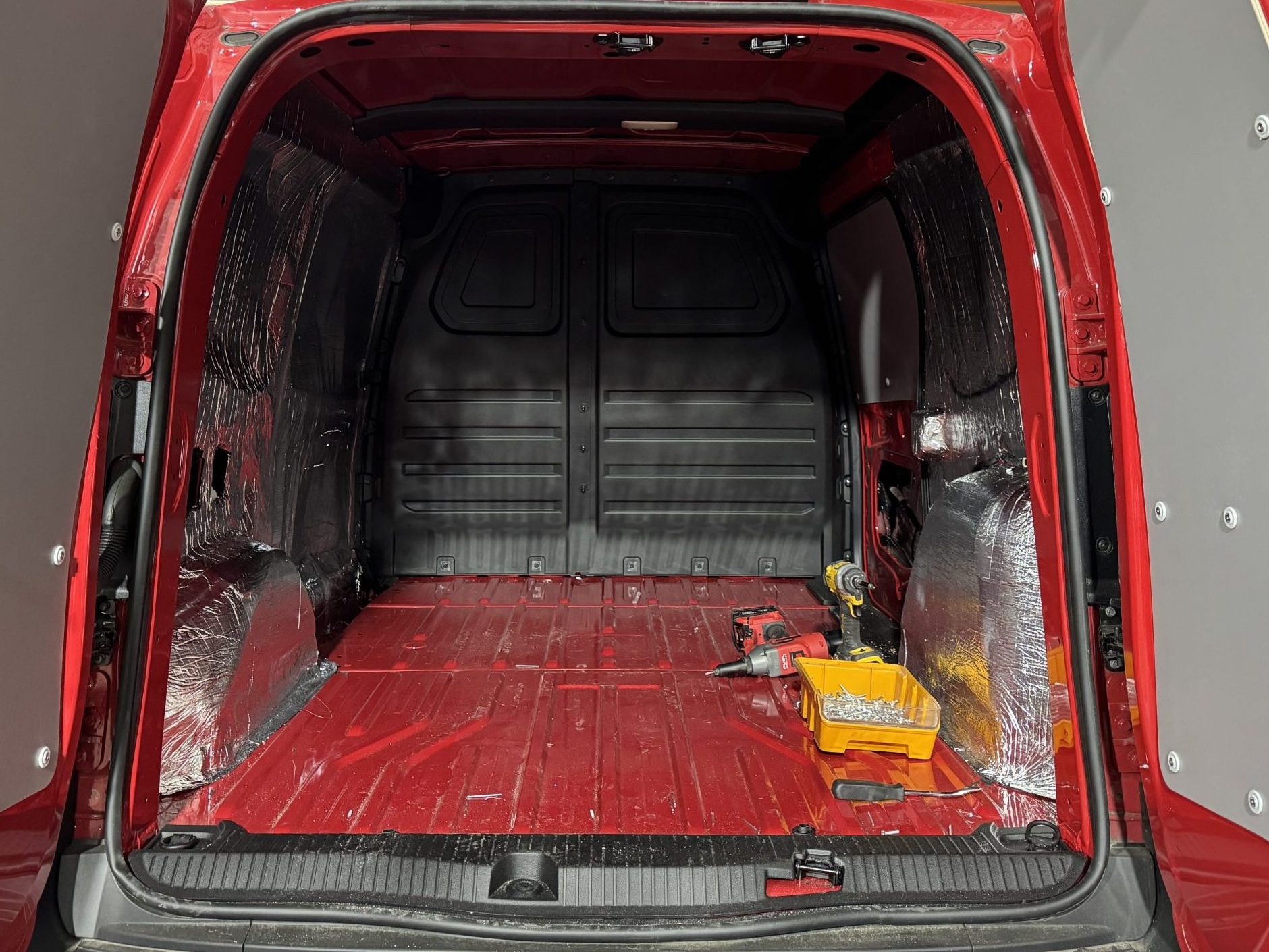 Mercedes Citan L2H1 z trwałą zabudową ze sklejki wodoodpornej