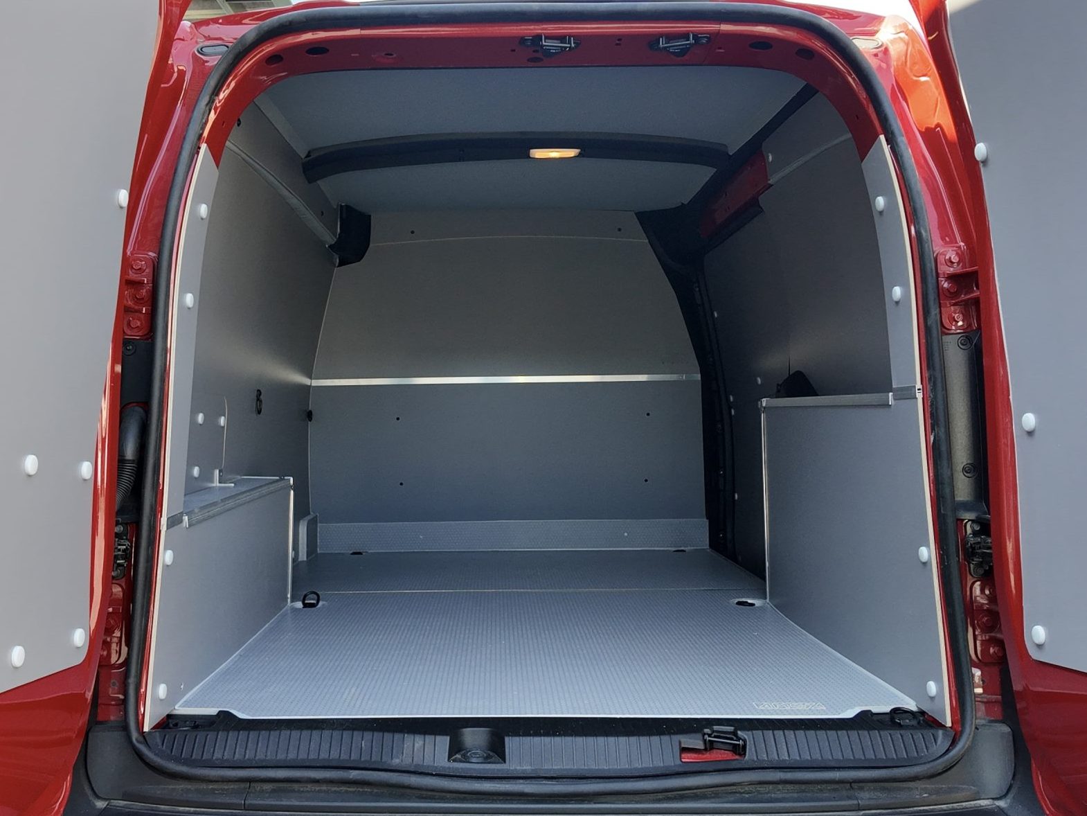 Mercedes Citan L2H1 z trwałą zabudową ze sklejki wodoodpornej